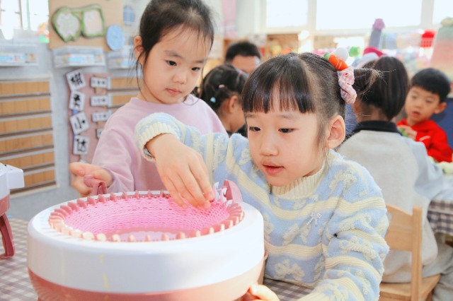 毛线传情暖冬日 编织成长伴童真