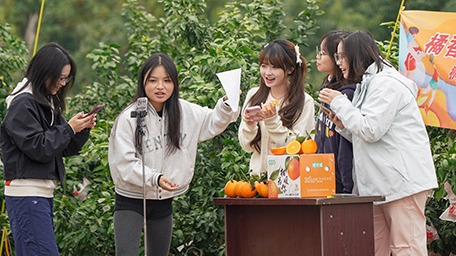 握得住笔杆，玩得了直播