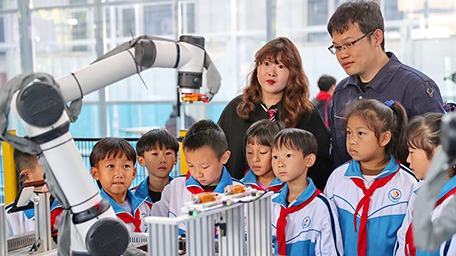 学习科普知识 感受智能制造