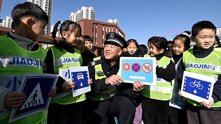 交通安全进校园 平安守护伴成长