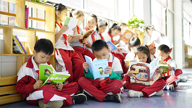 学生在书廊快乐阅读