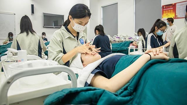 职业教育：课堂上练技能