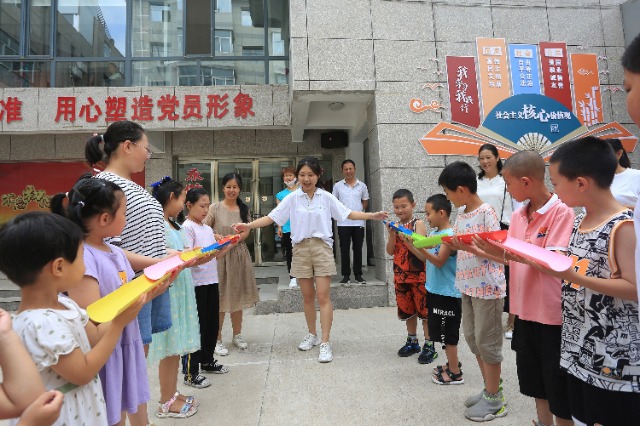 01——图为志愿者组织孩子们参加趣味游戏活动。.JPG