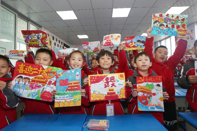 01——10月17日，甘肃省平凉市崆峒区西大街小学教育集团学生在展示自己创作的“童心向党迎盛会”主题手抄报。.JPG
