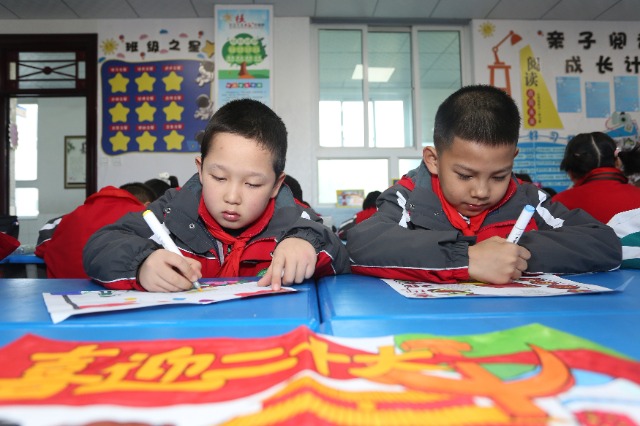 05——10月17日，甘肃省平凉市崆峒区西大街小学教育集团学生在创作“童心向党迎盛会”主题手抄报。.JPG