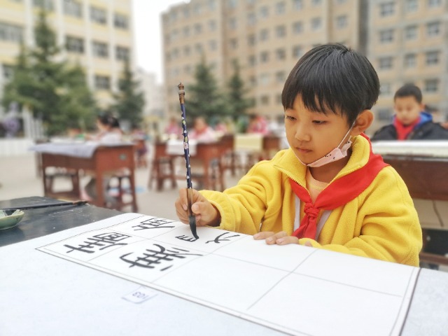 10月25日，华亭市实验小学二年级的学生正在进行书法创作。.jpeg