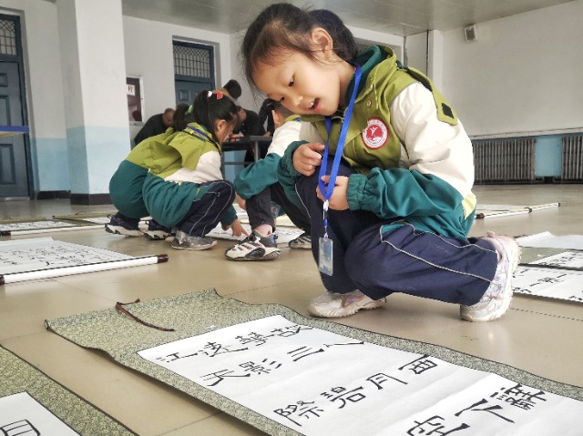 10月25日，华亭市实验小学的学生在观看书法作品。.jpeg