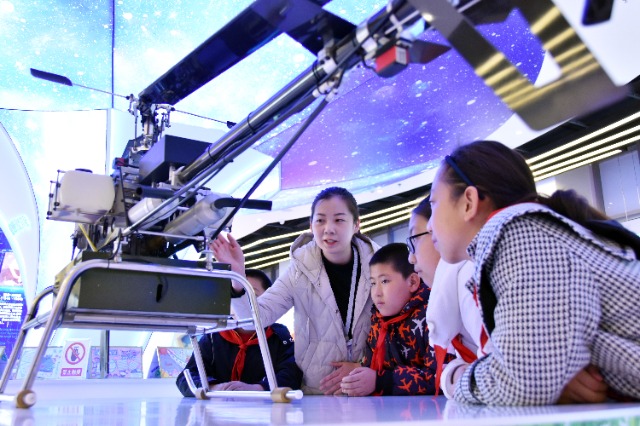 04 临泽县城关小学学生在科技馆参观临泽本地生产的植保无人机。苏兴洲摄.JPG 04 临泽县城关小学学生在科技馆参观临泽本地生产的植保无人机。苏兴洲摄.JPG