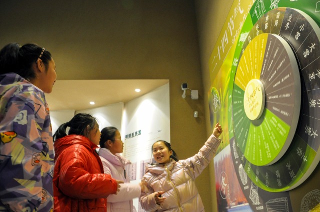 11 临泽县滨河小学学生在博物馆“二十四节气”展区参观学习。刘自新摄.JPG 11 临泽县滨河小学学生在博物馆“二十四节气”展区参观学习。刘自新摄.JPG