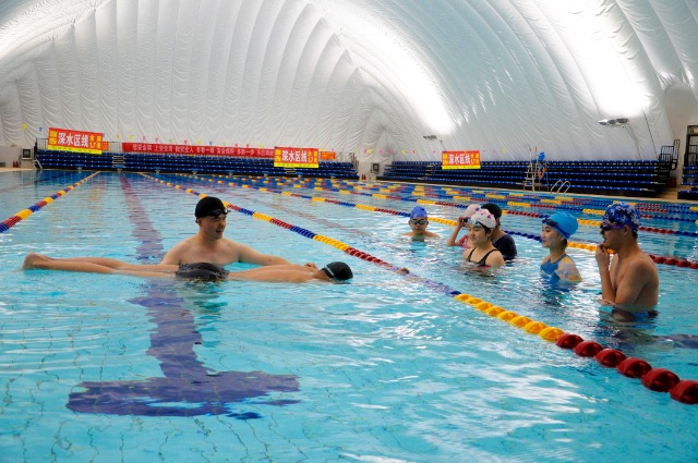 08 临泽县第二中学学生在游泳馆学习游泳。刘自新摄.JPG 08 临泽县第二中学学生在游泳馆学习游泳。刘自新摄.JPG