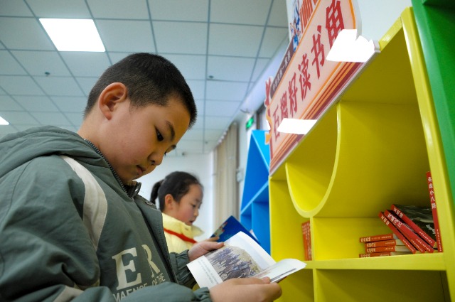 09 临泽县滨河小学学生在图书馆阅读。刘自新摄.JPG 09 临泽县滨河小学学生在图书馆阅读。刘自新摄.JPG