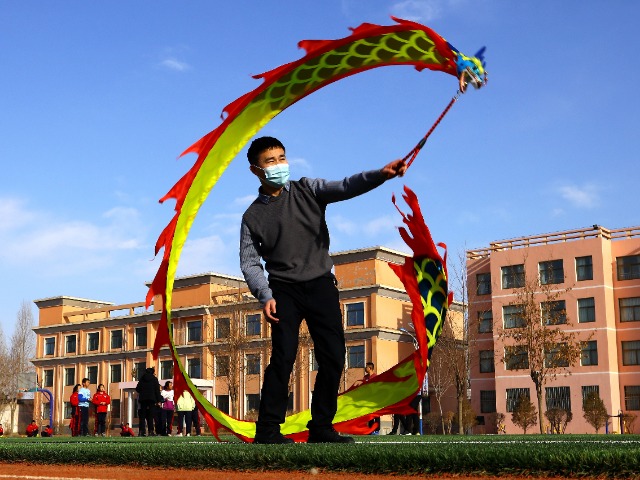 03 学校教师练习舞龙.jpg