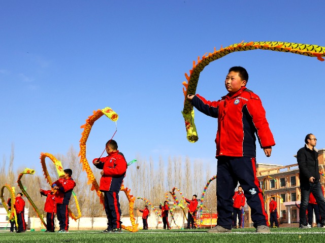 04 学生练习舞龙.jpg