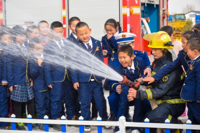 1.小朋友在消防员指导下体验高压水枪的使用方法1.JPG