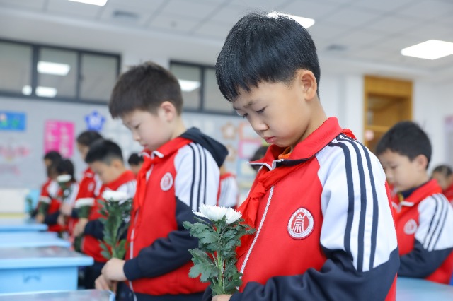 向英烈献花1.jpg