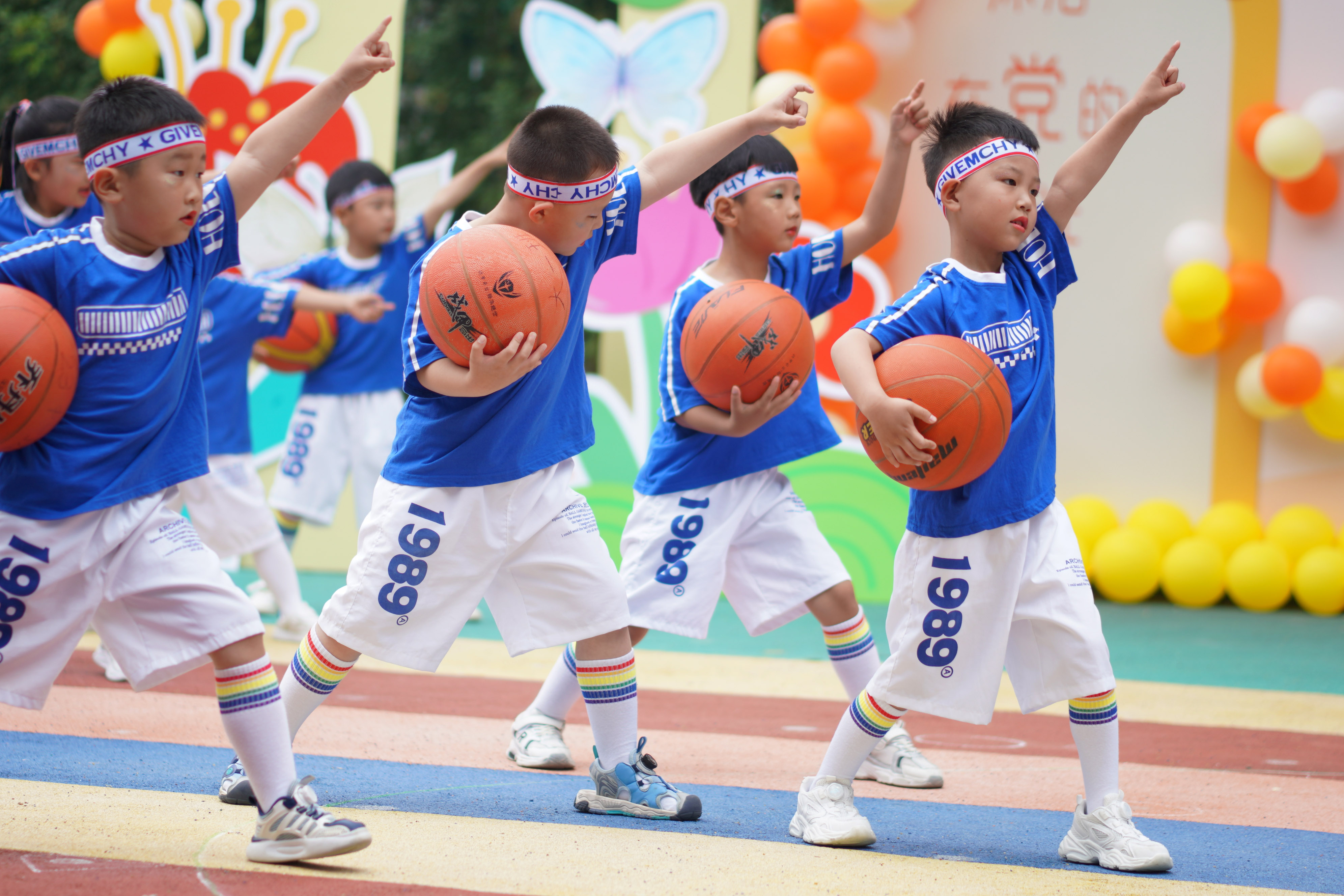 小学生上演“花式”篮球赛 - 资讯 - 新湖南