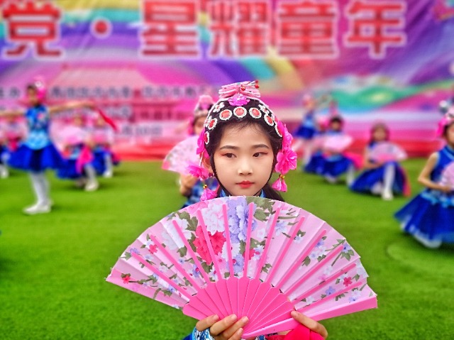 5月30日，华亭市实验小学的学生表演戏曲《俏花旦》.jpeg