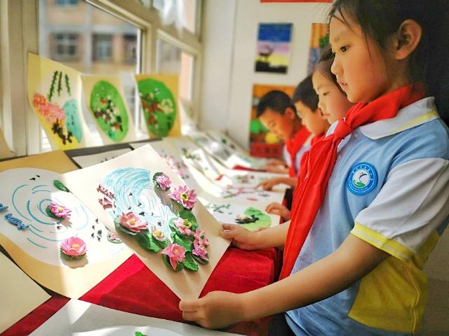 5月30日，华亭市实验小学的学生观看以二十四节气为主题，用彩泥制作的儿童画。.jpeg