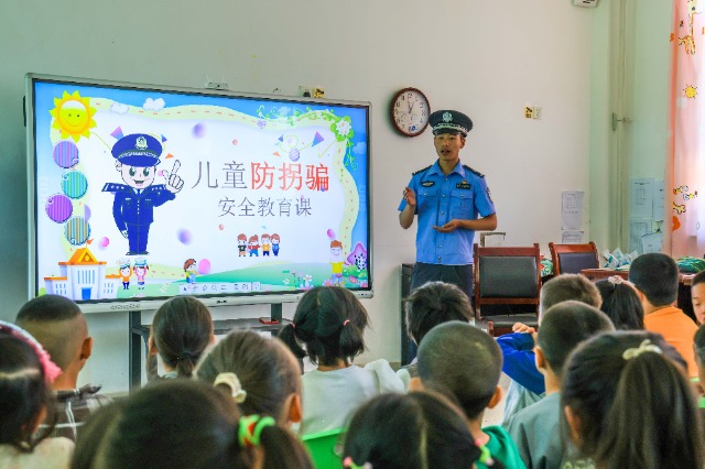 新疆伊犁哈萨克自治州边境管理支队小麻扎边境派出所民警深入辖区幼儿园，为小朋友们上了一节特殊的反拐骗公开课。（王鹏飞  郑明明  记者 蒋夫尔），.jpg
