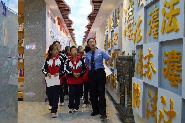 01——8月31日,在甘肃省平凉市崆峒区人民检察院未成年人一体化办案中心,崆峒区新河湾小学的同学在参观法治宣传室。.JPG 01——8月31日,在甘肃省平凉市崆峒区人民检察院未成年人一体化办案中心,崆峒区新河湾小学的同学在参观法治宣传室。.JPG