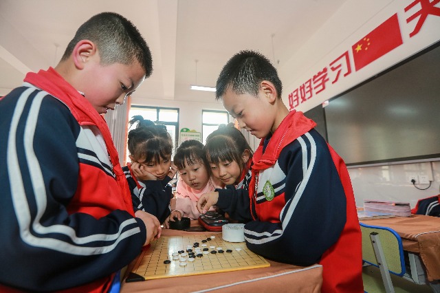 12——11月20日，甘肃省平凉市崆峒区新河湾小学，同学们利用课间10分钟时间在教室里下围棋。.JPG