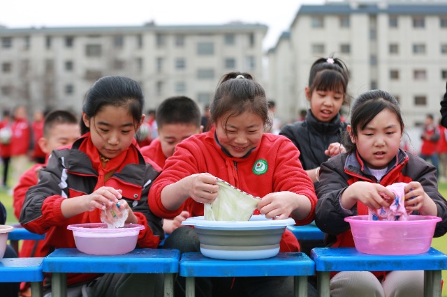 02——3月12日，甘肃省平凉市崆峒区西大街小学教育集团的学生在参加洗衣物劳动技能比赛。.JPG