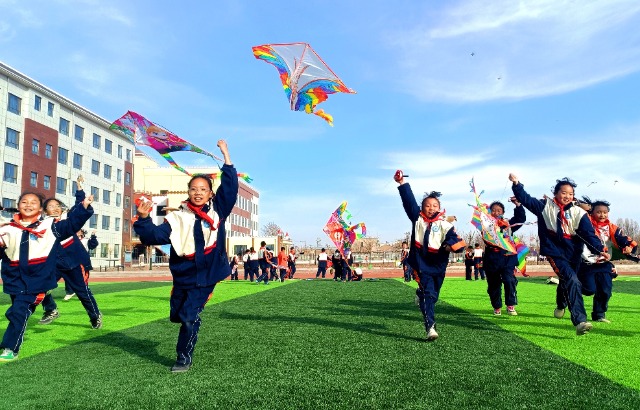 04 学生们尽情放飞风筝 摄影 李虎.jpg