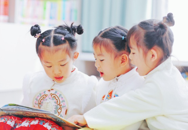 在“世界读书日”来临之际，高台县第四幼儿园孩子在参加“共读一本书”活动.jpg