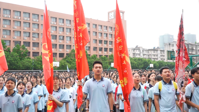 玉林市博白高中召开考前动员会，老师们列队击掌欢送学为考生加油鼓劲。（通讯员  骆伟光）.png