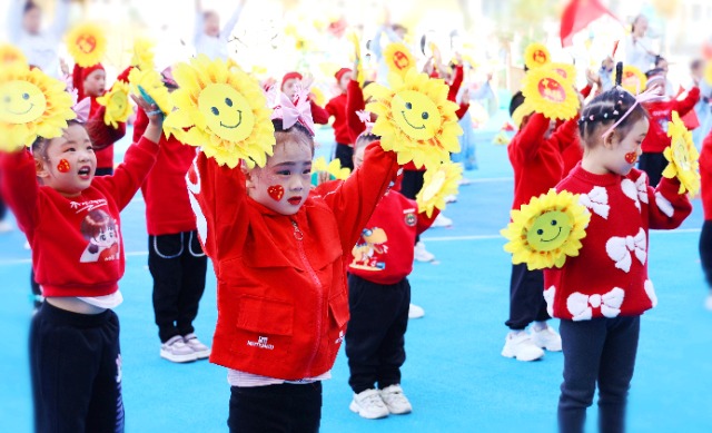 幼儿演唱红歌《我和我的祖国》为祖国妈妈送上生日祝福。贺建花 摄.jpg