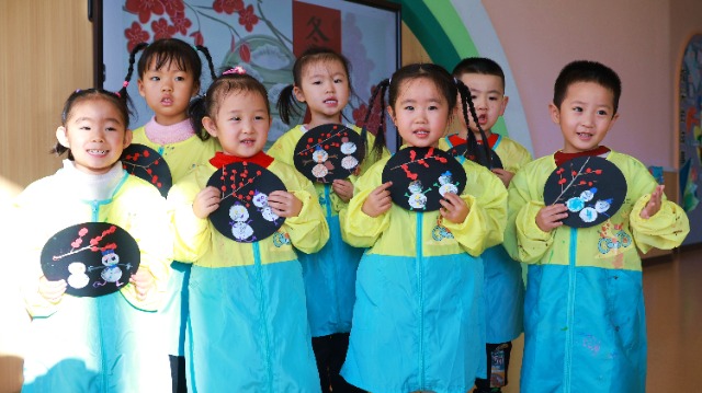 小班幼儿在教师指导下手工绘制《冬至雪娃娃》。宋雪莲摄.jpg