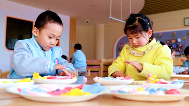 幼儿用轻黏土尝试包饺子。宋雪莲摄.JPG