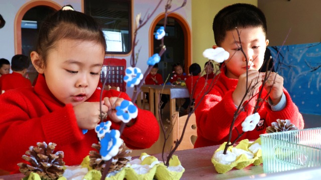 中班幼儿用废旧材料制作手工《数九寒梅图》。宋雪莲摄.JPG