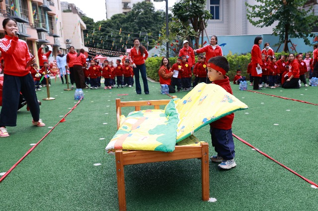 小班幼儿开展叠被子比赛.jpg
