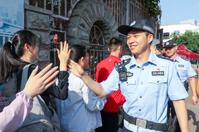 7天津七中考点外警号985的警察在为考生加油.jpg