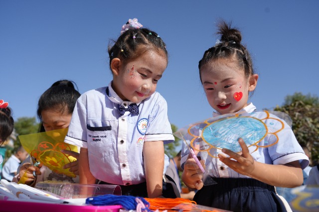 幼儿制作花灯 张自玮摄.JPG