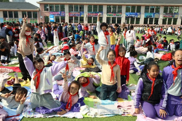 同学们开心作好晒太阳准备  敖民极  龙红利.jpg