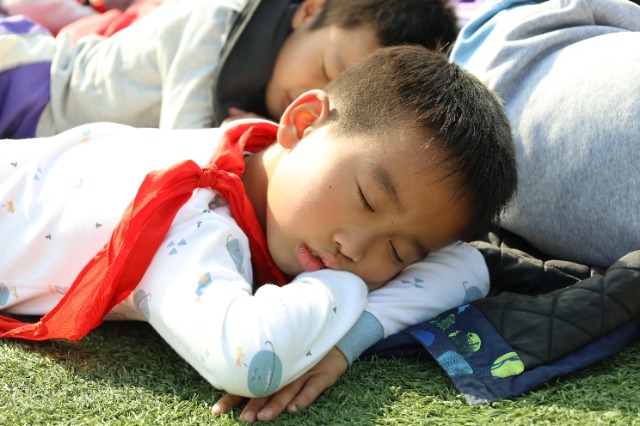 孩子们进入甜甜的梦乡 敖民极  龙红利 .jpg