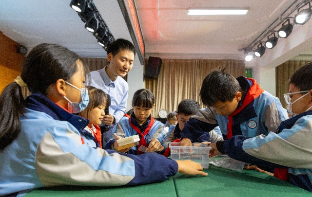 2、2025年11月21日,重庆市南川区隆化第六小学校科学课堂上,教师引导学生预测物体浮沉,提升观察分析能力。.jpg 2、2025年11月21日,重庆市南川区隆化第六小学校科学课堂上,教师引导学生预测物体浮沉,提升观察分析能力。.jpg