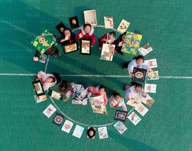 1、2026年1月15日，重庆市南川区金山湖小学校，学生们手持自己创作的笋壳画，定格下这充满成就感的欢乐瞬间。.jpg