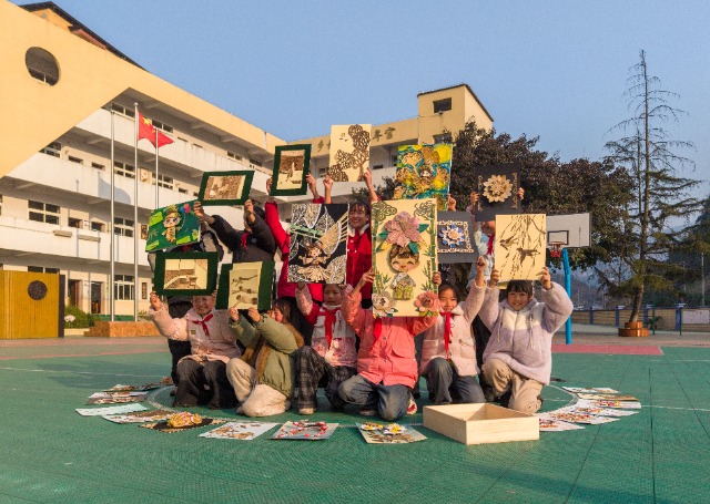2、2026年1月15日，重庆市南川区金山湖小学校，孩子们高高举起精美的笋壳艺术作品，展示着他们的创意与才华。.jpg