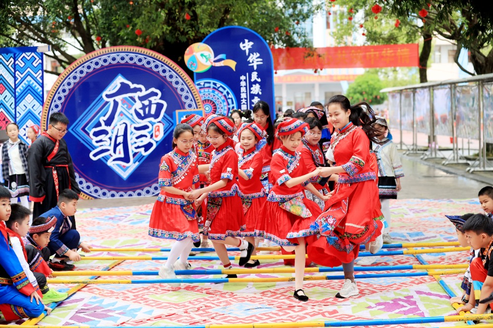 图1：2026年4月15日，在广西柳州市融安县实验小学，学生在跳竹竿舞（谭凯兴 摄）。.JPG