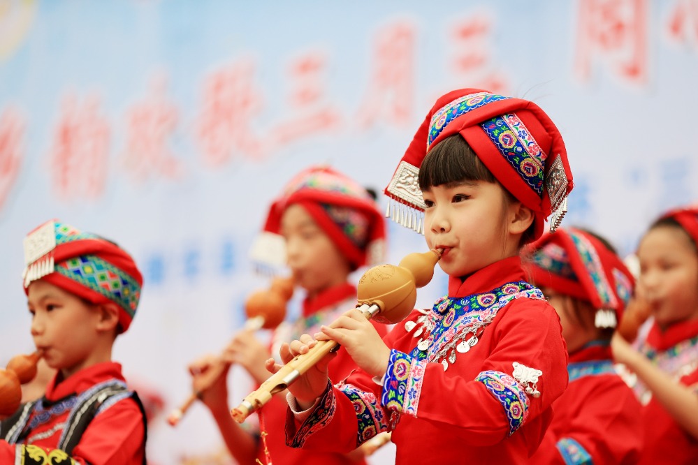 图4：2026年4月15日，在广西柳州市融安县实验小学，学生们在演奏葫芦丝（谭凯兴 摄）。.JPG