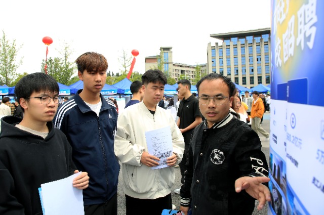 4月23日，在贵州水利水电职业技术学院双选会现场，企业招聘人员向应聘的学生介绍企业情况。（通讯员 龙毅 摄）. (2).JPG