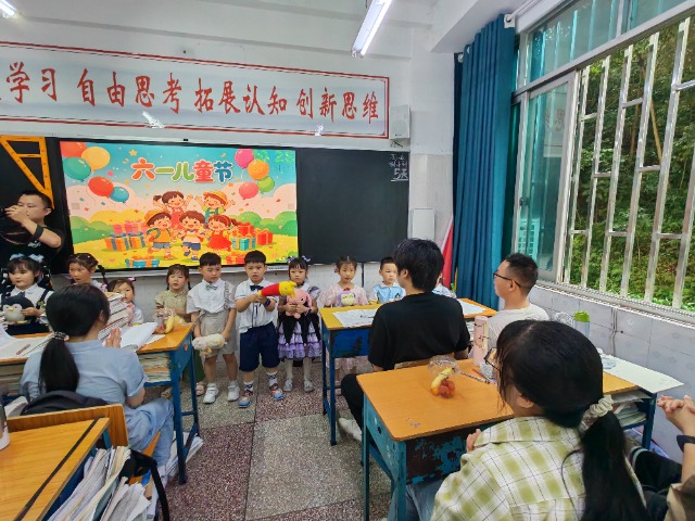 小朋友们向高考学子送上暖心祝福。忠县融媒体中心供图.jpg 小朋友们向高考学子送上暖心祝福。忠县融媒体中心供图.jpg