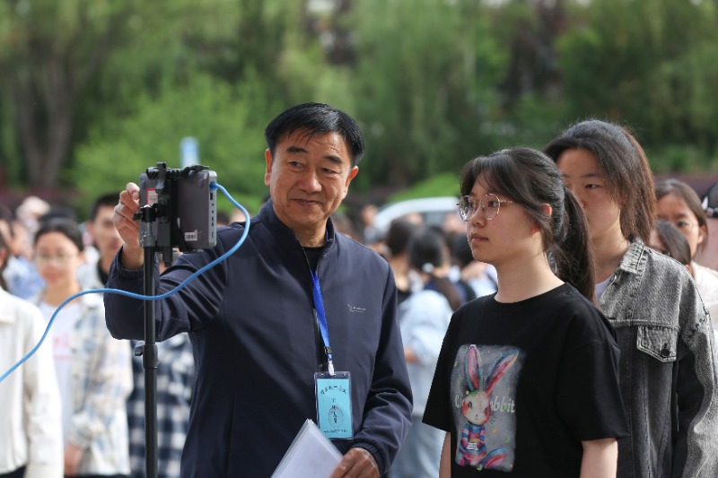 01——6月7日，在甘肃省平凉市第五中学考点，考生有序接受安检后陆续步入考场。.JPG