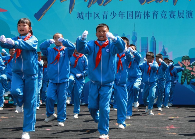 学生们正在打军体拳.jpg 学生们正在打军体拳.jpg