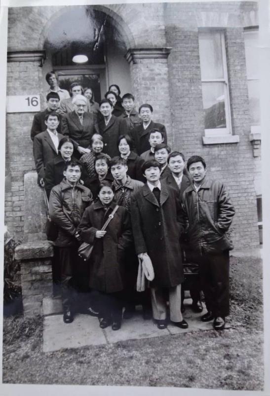 1979年在剑桥大学与李约瑟合影.jpg