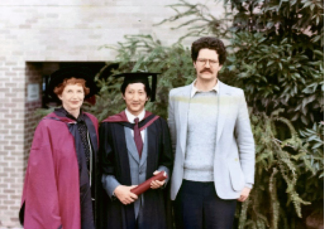 摄于作者的硕士毕业典礼后（1982年5月）。左为玛塔博士，右为当时在拉筹伯大学语言学系授课的一位美国老师，他也是作者硕士论文的评阅人之一.jpg