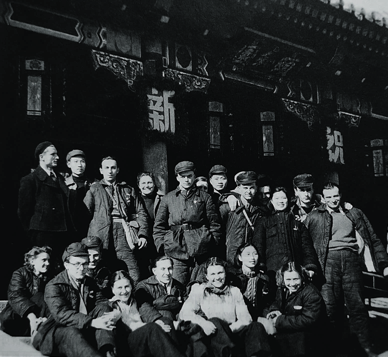 1957年11月17日，毛泽东在莫斯科大学接见中国留学生（神州学人资料图）.jpg